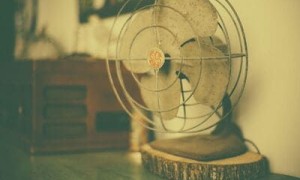 Jak ochłodzić mieszkanie w upalne dni? 7 sposobów na schłodzenie pokoju bez klimatyzacji